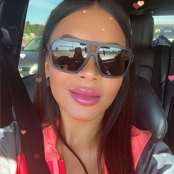 Meet your Posher, Julie - Picture 1 of 1